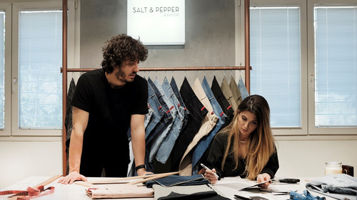 Μιλήσαμε με το ζευγάρι από τη Θεσσαλονίκη που σχεδιάζει τα πιο cool ανδρικά jeans