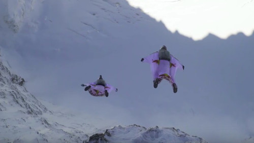 BASE jumping στις Άλπεις και κόβεται η ανάσα μας