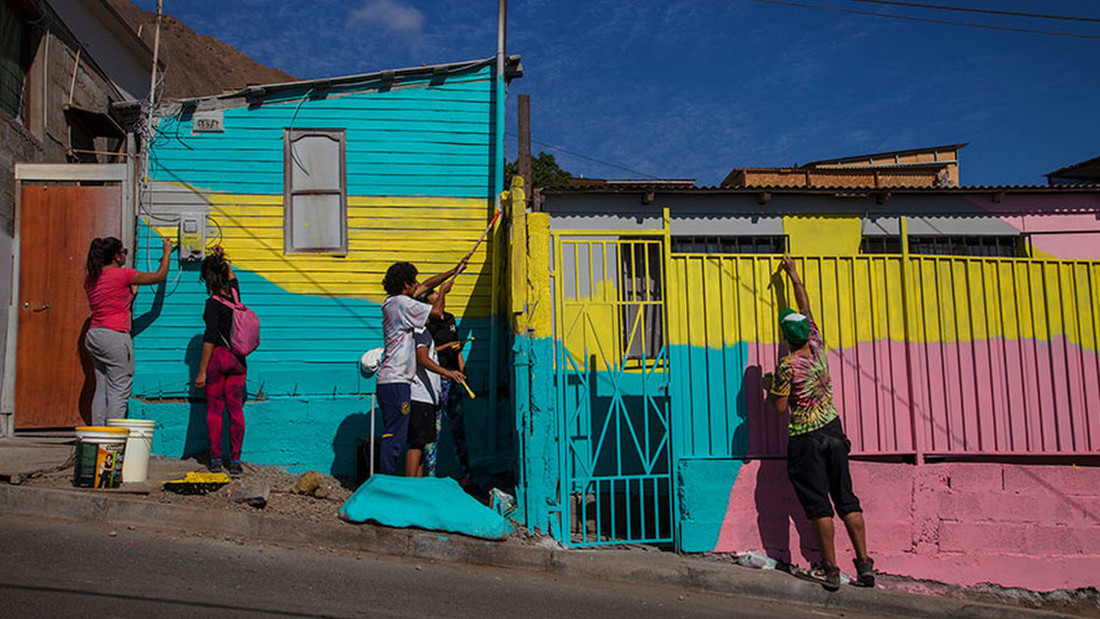 Η κωμόπολη της Χιλής που αποφάσισε να «βουτήξει» στα χρώματα