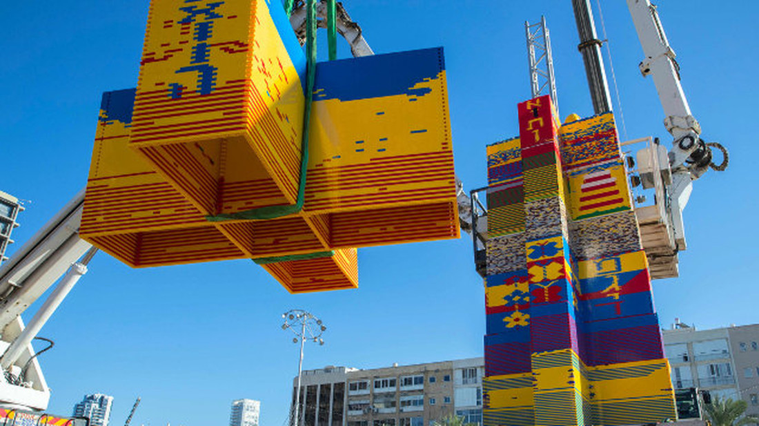 Στο Τελ Αβίβ έφτιαξαν τον ψηλότερο LEGO πύργο του κόσμου