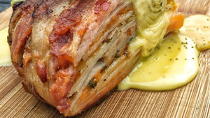 Πίτα με λουκάνικο-πατάτες-τυρί και τυλιγμένη με μπέικον;