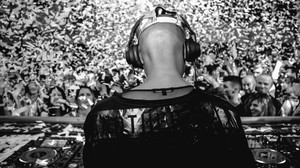 STEAM ATHENS PRESENTS #HER WITH SKIN σε ένα μοναδικό Dj set με live vocals.