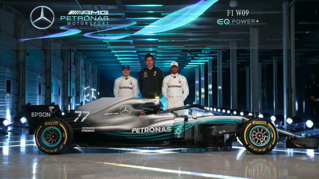 Ο Tommy Hilfiger αποκαλύπτει τις στολές της Mercedes-AMG Petronas Motorsport