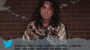 Σχεδόν λυπηθήκαμε τον Alice Cooper βλέποντάς τον να διαβάζει Μean Τweets