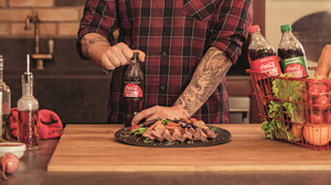 Η Coca-Cola και ο Άκης Πετρετζίκης σας προσκαλούν στον πιο απολαυστικό διαγωνισμό!