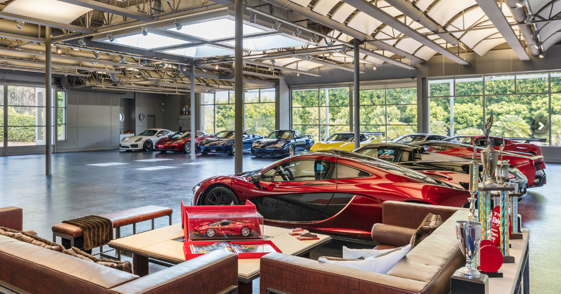 Μουσείο φουλ τιγκαρισμένο με super cars