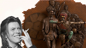 Ο David Bowie μπορεί πλέον να χαμογελά κοιτάζοντας από ψηλά το ΟΛΟΔΙΚΟ του άγαλμα