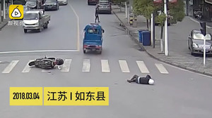 Ονείρωξη: Οδηγοί κυνηγούν και πιάνουν ασυνείδητο που το έσκασε αφού χτύπησε μηχανάκι