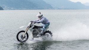 Τι εννοείς διέσχισε τη λίμνη Κόμο με τη μοτοσικλέτα του;