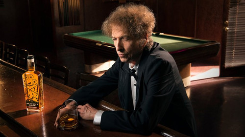 Να κεράσουμε ένα ουίσκι από τα χεράκια του Bob Dylan;