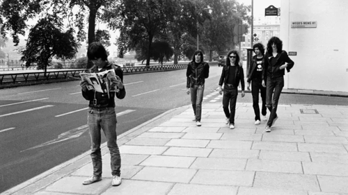 Ξέρεις τι λείπει από τη βιβλιοθήκη σου; Το νέο φωτογραφικό άλμπουμ των Ramones λείπει