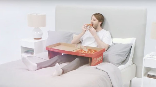 Κουτί πίτσας που γίνεται τραπέζι για ΕΣΕΝΑ που λατρεύεις να κοιμάσαι πάνω στα ψίχουλα