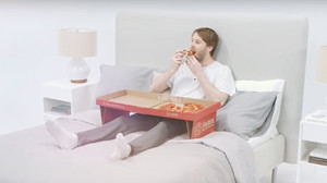 Κουτί πίτσας που γίνεται τραπέζι για ΕΣΕΝΑ που λατρεύεις να κοιμάσαι πάνω στα ψίχουλα