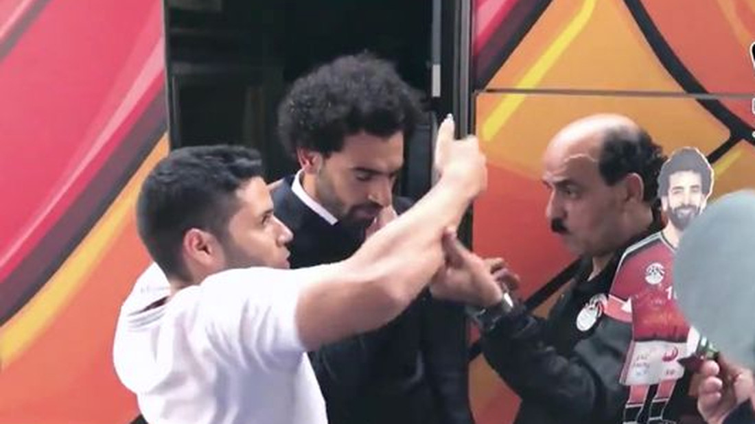 Όλα τα καντήλια του κόσμου έφαγε ο τύπος που έβγαλε selfie με τον Σαλάχ και τον ακούμπησε στον ώμο