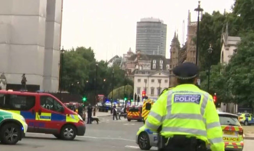 Λονδίνο: Αστυνομικοί περικυκλώνουν το αυτοκίνητο που έπεσε σε οδόφραγμα (vid)