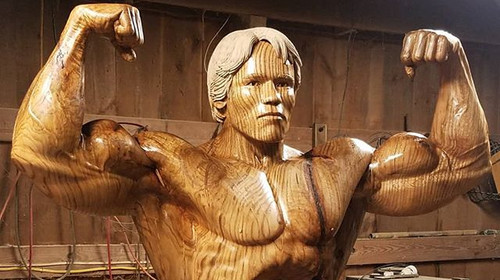 Φτιαγμένο από ξύλο και μούσκουλα το νέο άγαλμα του Άρνολντ Σβαρτσενέγκερ 