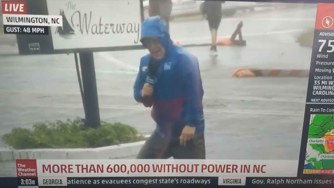 Ρεπόρτερ κάνει πως τον παρασύρει ο τυφώνας αλλά οι από πίσω του περπατάνε χαλαροί