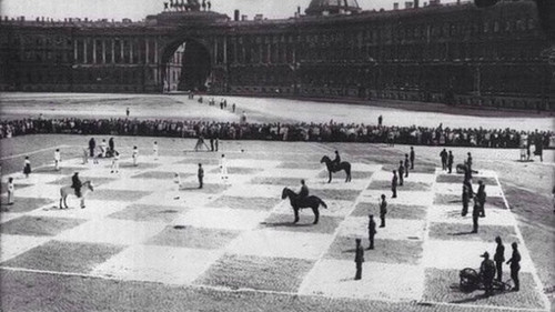 Σε πιάνει ένα κάποιο δέος μπροστά στη φωτογραφία με το ανθρώπινο σκάκι στην πλατεία του Λένινγκραντ