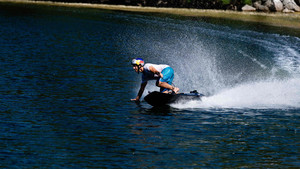 Ο Νικόλας Πλυτάς «σχηματίζει» το σήμα της ειρήνης στο νερό