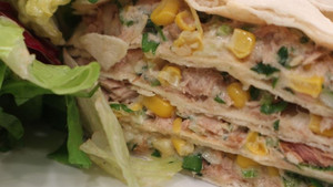 Quesadillas με καπνιστό τόνο και καλαμπόκι