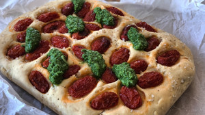Focaccia με ντοματίνια & πέστο βασιλικού