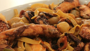 Χταπόδι στιφάδο με χυλοπίτες