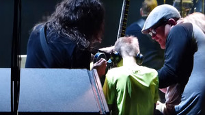 Όταν η κιθάρα του Dave Grohl έδωσε 100 τόνους χαράς σε τυφλό παιδί με αυτισμό