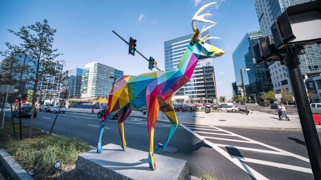 Περίεργα πολύχρωμα γλυπτά εμφανίστηκαν στους δρόμους της Βοστώνης