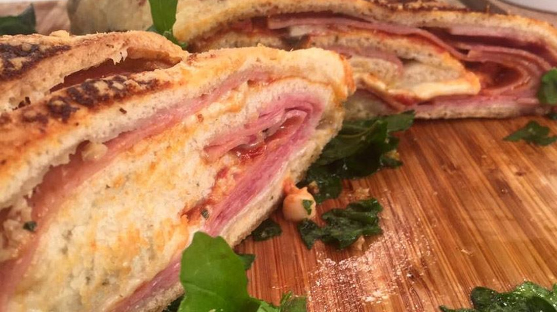 Στρόμπολι με αλλαντικά