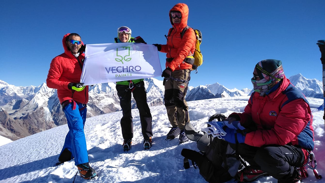 Ο Νίκος Μαγγίτσης ανέβηκε στην Mera Peak κορυφή των Ιμαλαΐων με την VECHRO στο πλευρό του