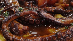 Χταπόδι κοκκινιστό με φάβα