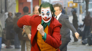 Έλα να δεις τον Joker που κάνει χαζούς τους αστυνομικούς στους δρόμους της Γκόθαμ
