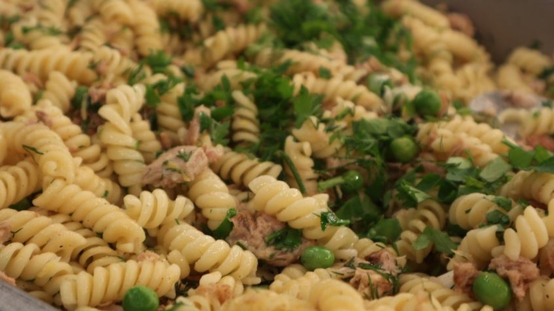 Στριφτάρια με καπνιστό τόνο και αρακά