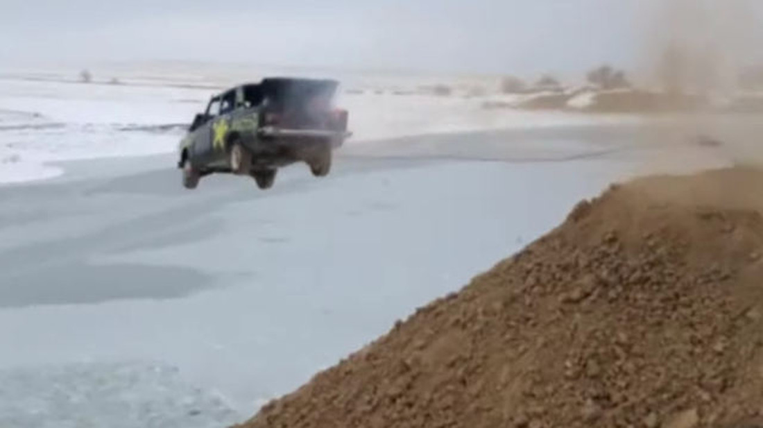 Γιατί να πηδήξεις σε παγωμένη λίμνη μέσα σε φλεγόμενο αμάξι, διάολε;