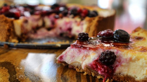 Cheesecake με riccota και σάλτσα από βατόμουρα