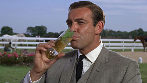 Ο James Bond δικαιούται άνετα μια θέση στους Ανώνυμους Αλκοολικούς