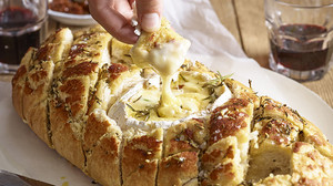 Ζυμωτό ψωμί που ξεχειλίζει από τυρί καμαμπέρ και μαρμελάδα Κράνμπερι 