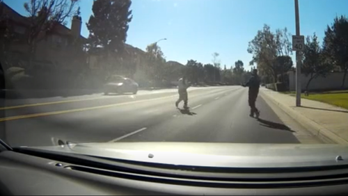 Ασυνείδητο μωρό αφήνει μόνο τον πατέρα του και τρέχει σε αυτοκινητόδρομο για μια μπάλα