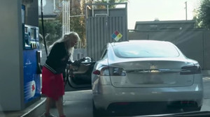 Να ψάχνεις να βάλεις βενζίνη στο ηλεκτροκίνητο...