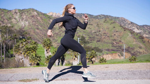 Η γυναίκα που κατέγραψε ρεκόρ Γκίνες κάνοντας τρίαθλο σε ΚΑΘΕ χώρα του πλανήτη