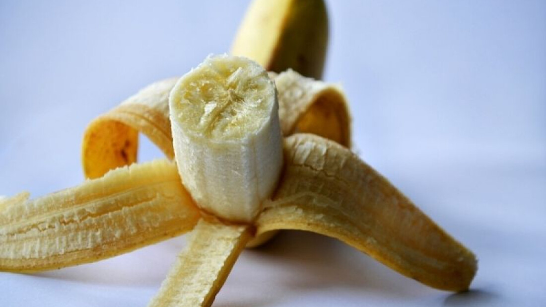 Το ήξερες πως τόσο καιρό ξεφλουδίζεις λάθος την μπανάνα;