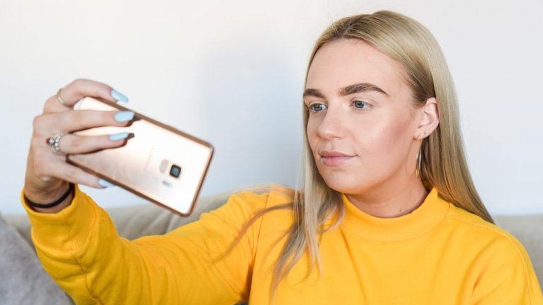 Νέα επιχειρηματικότητα: Πουλάει τις selfies της και βγάζει 3.500€ τον μήνα