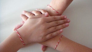 Μάθαμε γιατί φοράμε «Μάρτη» στο χέρι