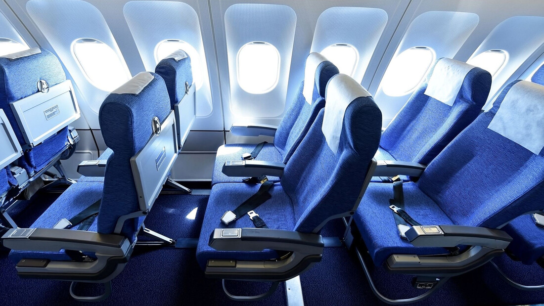 Γιατί έχουν μπλε καθίσματα τα αεροπλάνα;