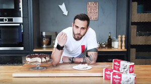 Video: Ο Γιώργος Τσούλης μαγειρεύει Vegan Cheese Cake με χαλβά Όλυμπος!