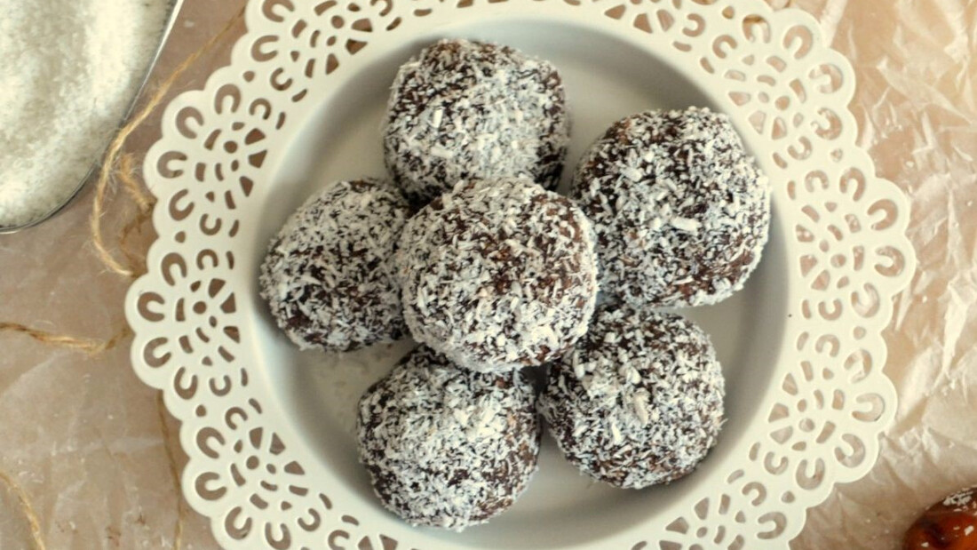 Πεντανόστιμα τρουφάκια χαλβά με καρύδα!