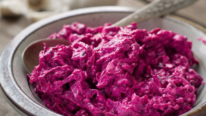 Λαχταριστή παντζαροσαλάτα με σάλτσα από ταχίνι