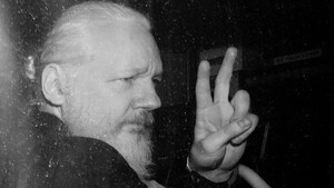 O Julian Assange είναι ένας νάρκισσος που επιβάλλεται να στηρίξουμε