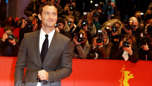 O Jude Law κάνει κάτι πολύ κομψό όταν φοράει το σακάκι του