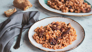 Χταπόδι με κοφτό μακαρονάκι